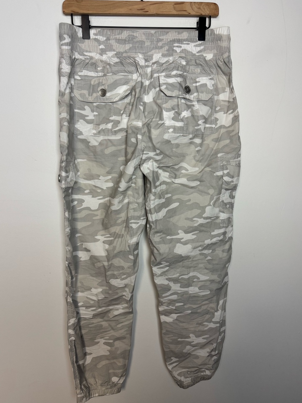 Calvin Klein Performance women's crop cargo pants in a grey and white camouflage - Picture 2 of 6